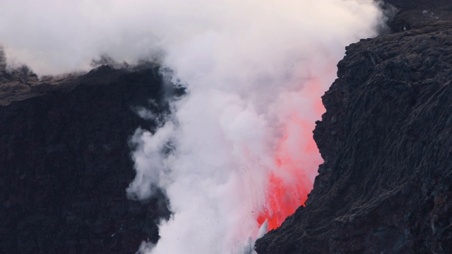 Kīlauea火山的熔岩流入海洋视频素材