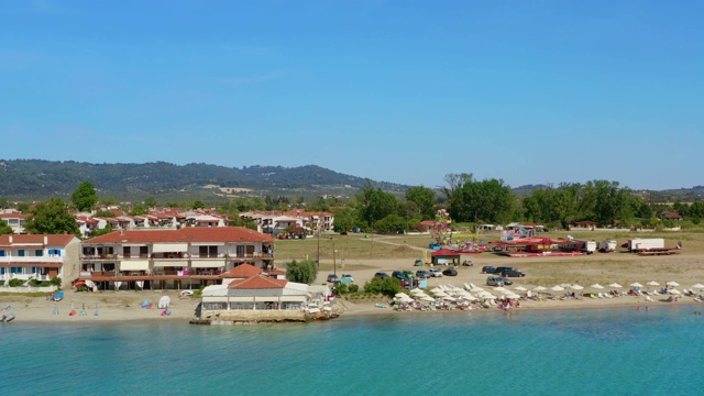 在希腊爱琴海，Halkidiki, Chalkidiki, Kassandra的海边村庄和skala(海滩)的航拍镜头视频素材