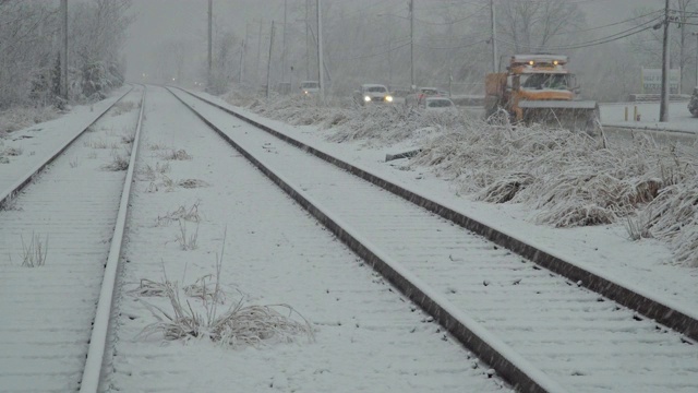 冬天下大雪时，城市街道上的汽车被积雪覆盖视频素材