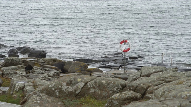 一条岩石嶙峋的海岸线，眺望卡特加特海。视频素材