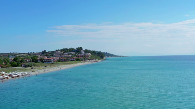 在希腊爱琴海，Halkidiki, Chalkidiki, Kassandra的海边村庄和skala(海滩)的航拍镜头视频素材