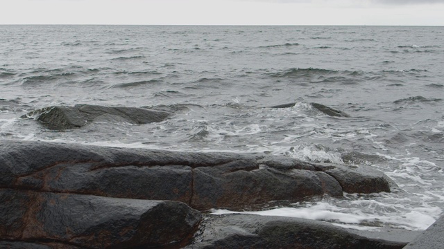 一条岩石嶙峋的海岸线，眺望卡特加特海。视频素材