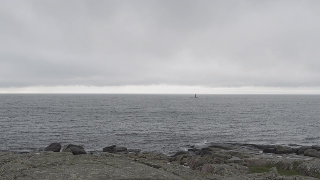 一条岩石嶙峋的海岸线，眺望卡特加特海。视频下载