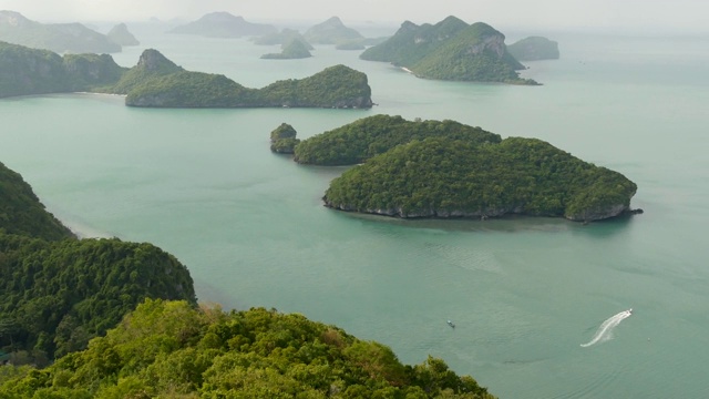 鸟瞰图鸟瞰图的海洋岛屿在昂通国家海洋公园附近的旅游天堂苏梅岛热带度假胜地。泰国湾的群岛。田园诗般的自然背景视频素材