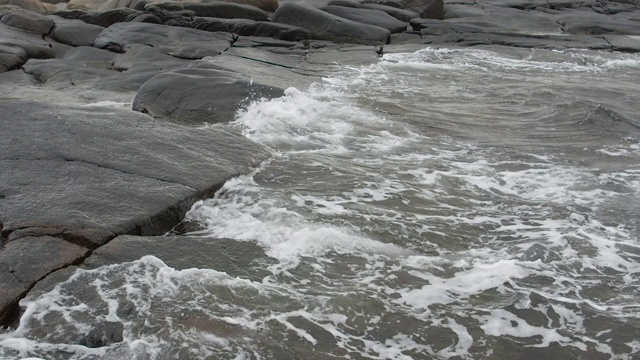 一条岩石嶙峋的海岸线，眺望卡特加特海。视频素材