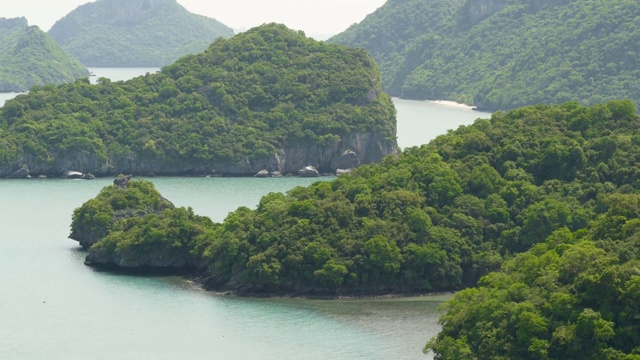 鸟瞰图鸟瞰图的海洋岛屿在昂通国家海洋公园附近的旅游天堂苏梅岛热带度假胜地。泰国湾的群岛。田园诗般的自然背景视频素材