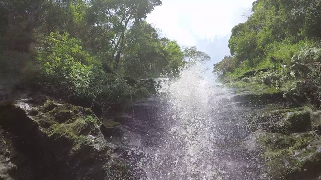 瀑布从下面视频素材