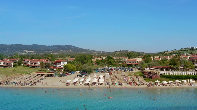 在希腊爱琴海，Halkidiki, Chalkidiki, Kassandra的海边村庄和skala(海滩)的航拍镜头视频素材