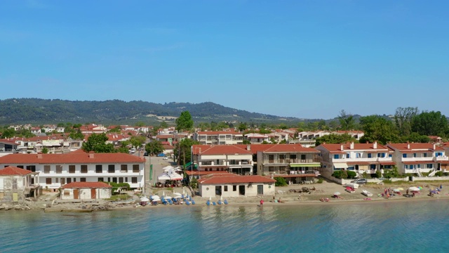 在希腊爱琴海，Halkidiki, Chalkidiki, Kassandra的海边村庄和skala(海滩)的航拍镜头视频素材