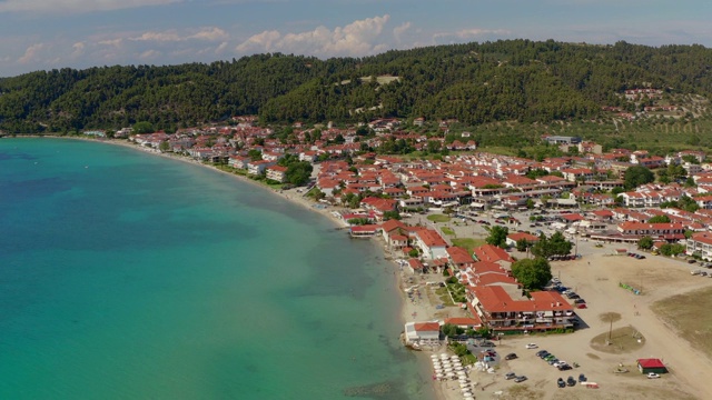 在希腊爱琴海，Halkidiki, Chalkidiki, Kassandra的海边村庄和skala(海滩)的航拍镜头视频素材