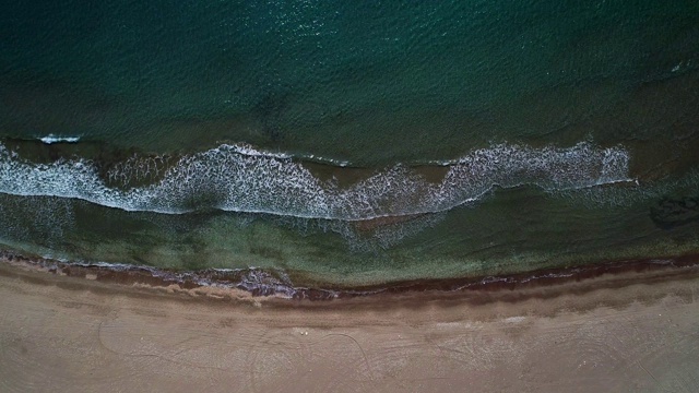 海滩和海浪的鸟瞰图视频素材