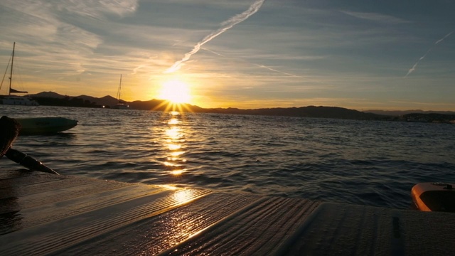 阳光照在海浪上。视频下载