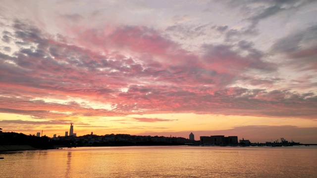 青岛海景、戏剧性的天空视频下载