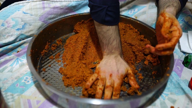 用土耳其独特风味制作生肉丸的步骤视频素材