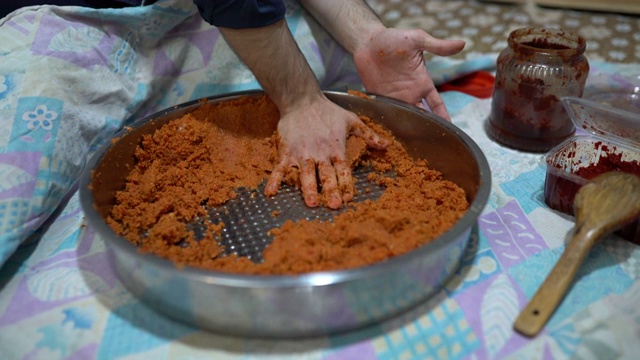 用土耳其独特风味制作生肉丸的步骤视频下载