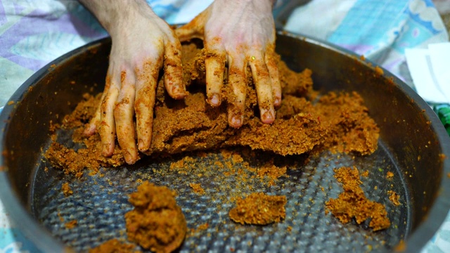 用土耳其独特风味制作生肉丸的步骤视频下载