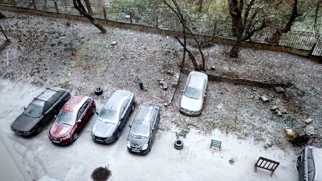 冬天来了，雪的时间流逝汽车在停车场视频素材