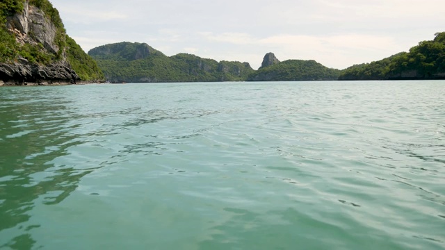 一组海岛在昂通国家海洋公园附近的苏梅岛天堂热带旅游胜地。泰国湾的群岛。田园诗般的绿松石海洋自然背景与复制空间视频素材