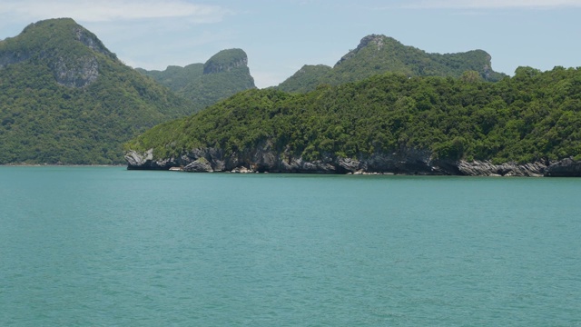 一组海岛在昂通国家海洋公园附近的苏梅岛天堂热带旅游胜地。泰国湾的群岛。田园诗般的绿松石海洋自然背景与复制空间视频素材