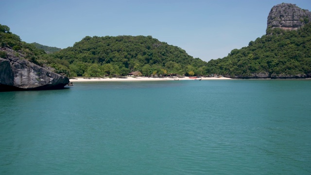 一组海岛在昂通国家海洋公园附近的苏梅岛天堂热带旅游胜地。泰国湾的群岛。田园诗般的绿松石海洋自然背景与复制空间视频素材