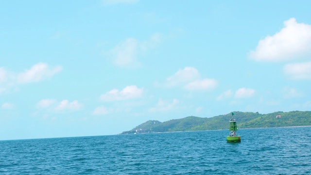 海面上漂浮着的浮标视频素材