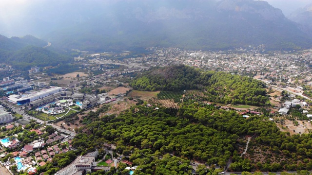 令人惊叹的山景，蜿蜒的道路和针叶林视频素材