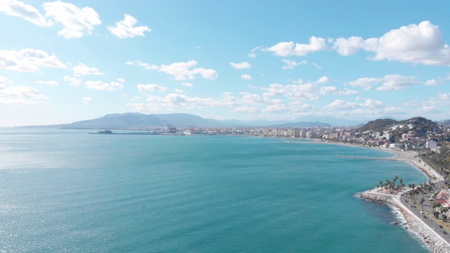 无人机拍摄- 4K -航拍Málaga(西班牙)太阳海岸城市的海滩和建筑在一个阳光明媚的日子视频素材