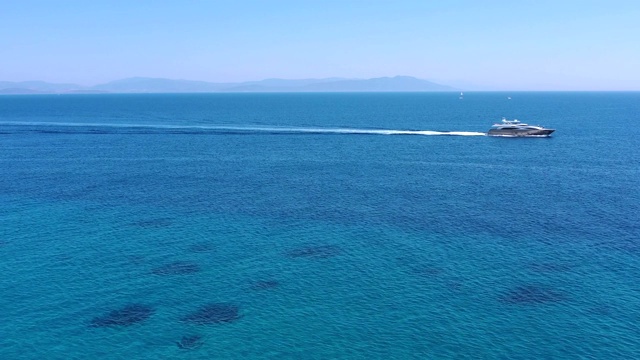 鸟瞰图豪华游艇航行和移动横跨浩瀚的蓝色海洋视频素材