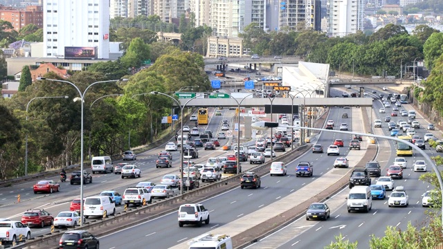 高速公路远距离缩小视频素材