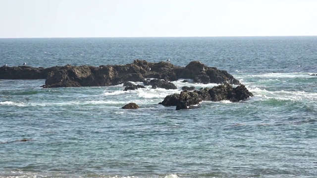 海浪冲击着海岸附近的岩层视频素材