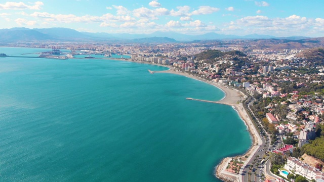 无人机拍摄- 4K -航拍Málaga(西班牙)太阳海岸城市的海滩和建筑在一个阳光明媚的日子视频素材