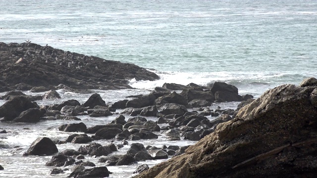 海浪拍打着布满岩石的海岸线视频素材