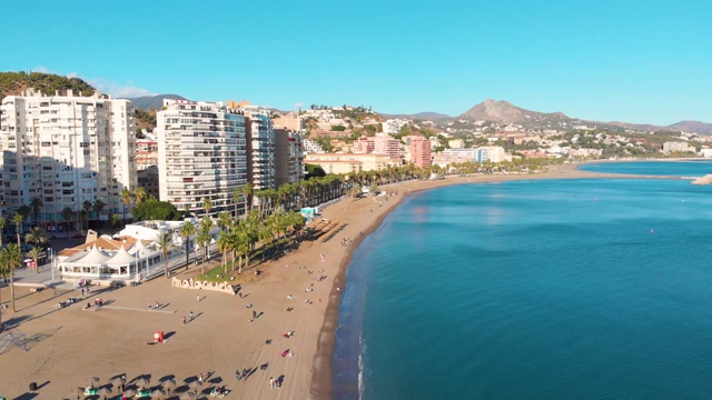 无人机拍摄- 4K -航拍Málaga(西班牙)太阳海岸城市的海滩和建筑在一个阳光明媚的日子视频素材