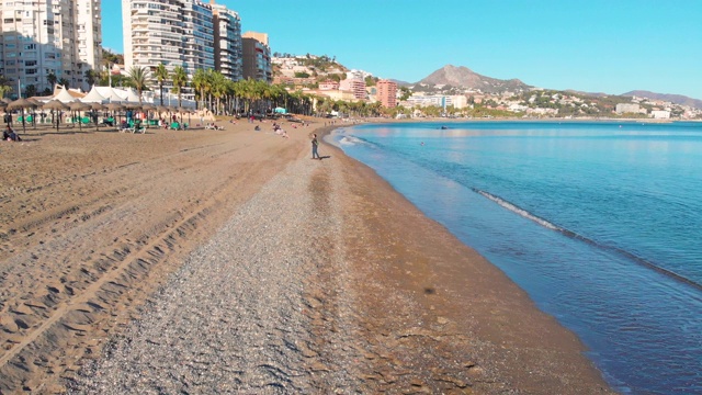 无人机拍摄- 4K -航拍Málaga(西班牙)太阳海岸城市的海滩和建筑在一个阳光明媚的日子视频素材