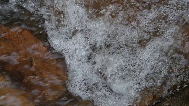 河水缓慢流动的小溪视频素材