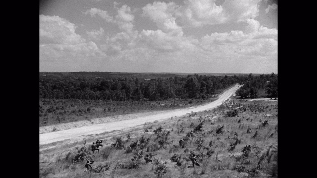 1940年的今天，二战士兵在战场上射击视频素材