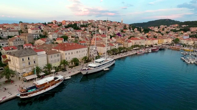 鸟瞰图的旅游帆船抛锚在Veli Lošinj，克罗地亚。视频素材