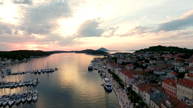 鸟瞰图的旅游帆船抛锚在Veli Lošinj，克罗地亚。视频素材