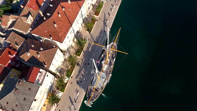 鸟瞰图的旅游帆船抛锚在Veli Lošinj，克罗地亚。视频素材