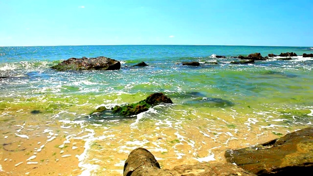 美丽的景色和海滩上的岩石和海浪视频素材