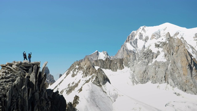 山顶上的两个人正在享受这次旅行视频素材