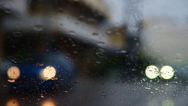 雨水落在汽车挡风玻璃上，从里面看。下雨时从移动的汽车上脱轨。视频素材