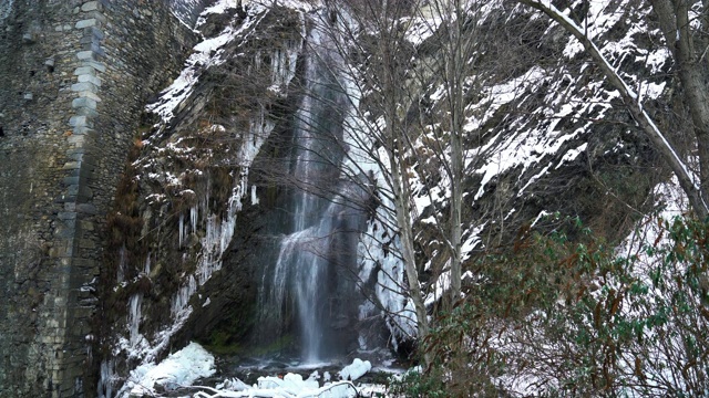 瀑布与雪上的河流和石头视频素材