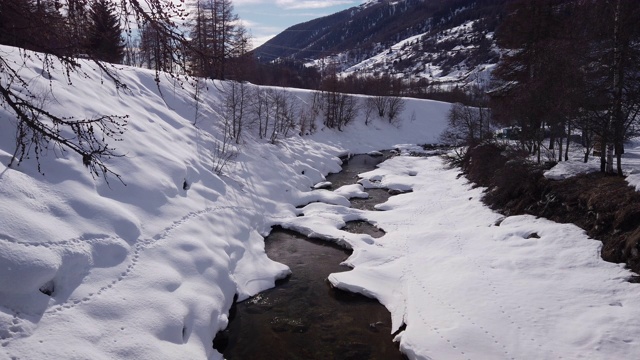 冬天多雪的河床有很多雪和冰冷的水视频素材