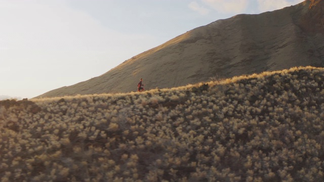 日落时分，在雄伟的山峦中户外跑步视频素材