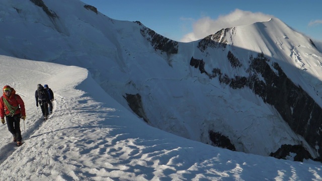 人从山顶下来视频素材