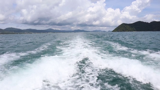 在泰国普吉岛的游艇后面，海水溅起水花视频素材