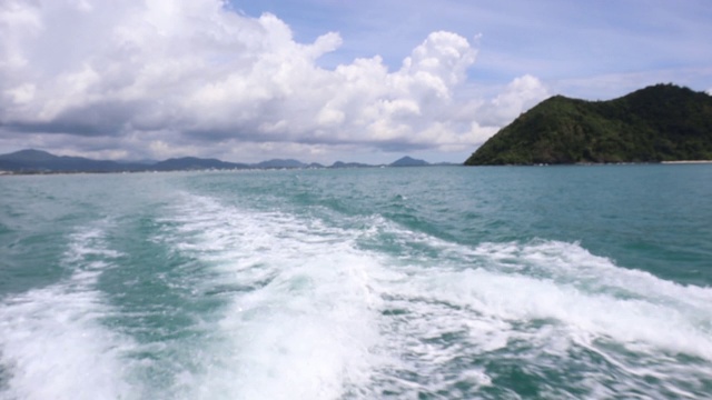 在泰国普吉岛的游艇后面，海水溅起水花视频素材