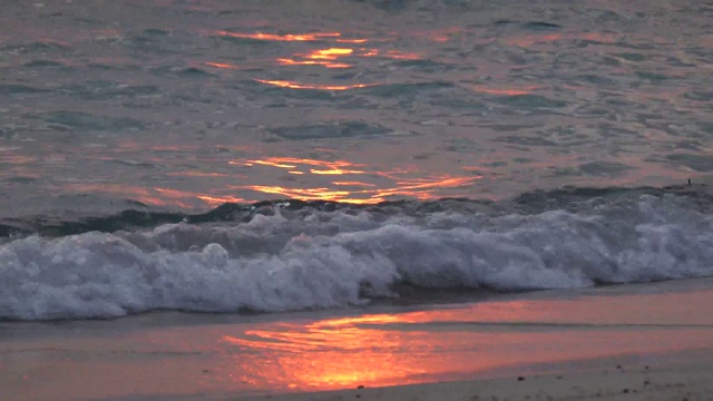 美丽的海浪特写，日出拍摄视频素材