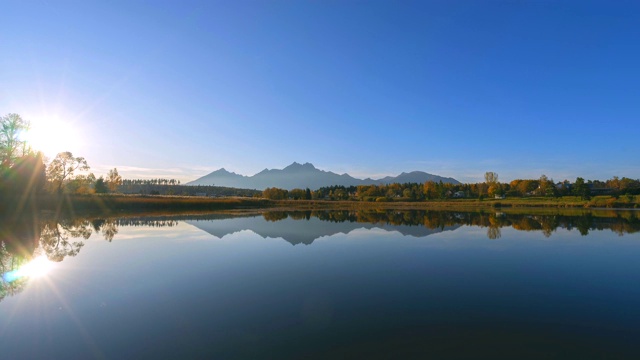 日落美景，美丽的秋山景观。视频素材